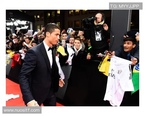 足球巨星强势回归本土赛场新风暴落地引爆全城热潮